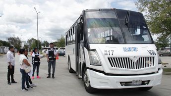 Inspectores revisan unidades en el arranque de la revista vehicular 2025 en Puebla | Foto: Es Imagen