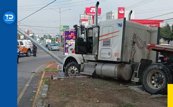 Tráiler queda sin frenos y derriba luminaria | Diseño Telediario