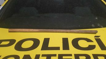 Las autoridades detuvieron al hombre en posesión de un palo de madera. | Cortesía