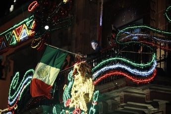 Juan José Frangie, con la bandera de México en la ceremonia de 2024. | Gobierno de Zapopan