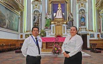 Porteadores de la Cofradía de la Virgen de la Soledad en Puebla | Elvia García