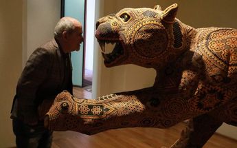César Menchaca es conocido por sus exposiciones de arte huichol y esta vez presenta Somos Guardianes | Andrés Lobato