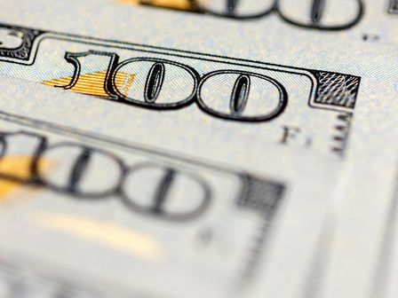 El precio del dólar afecta directamente en el valor de las remesas en México. | Magnific