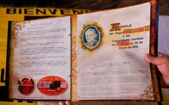 Hoja del mensaje que la comunidad de San Miguel Xoxtla dieron a Juan Pablo II / Andrés Lobato