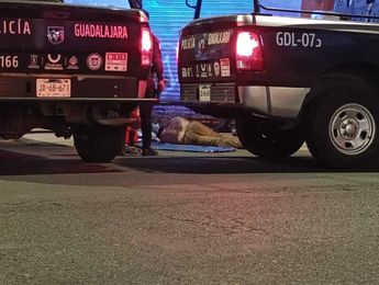 El hombre se encontraba sin camisa y recostado sobre su lado izquierdo | Telediario