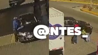 En su intento de huir sin pagar, 'Lady gasolina' estuvo a punto de arrollar a dos peatones que caminaban sobre la acera / @CHECO_FUENTES_
