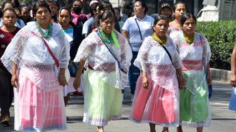 Mujeres indígenas de 60 a 64 años serán las primeras beneficiarias del apoyo económico de 3 mil pesos | Agencia Es Imagen