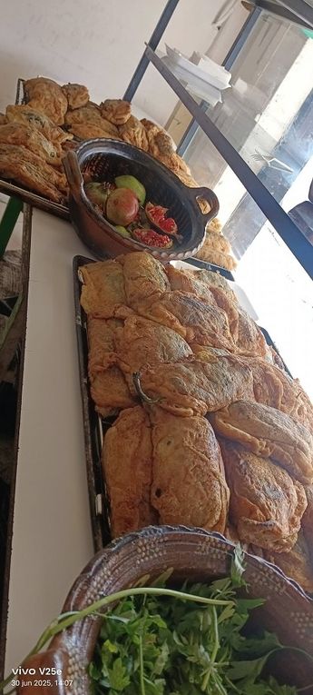 Así es el proceso de preparación de los chiles en nogada con Don Flor, con tamaños que varían según el costo / Facebook