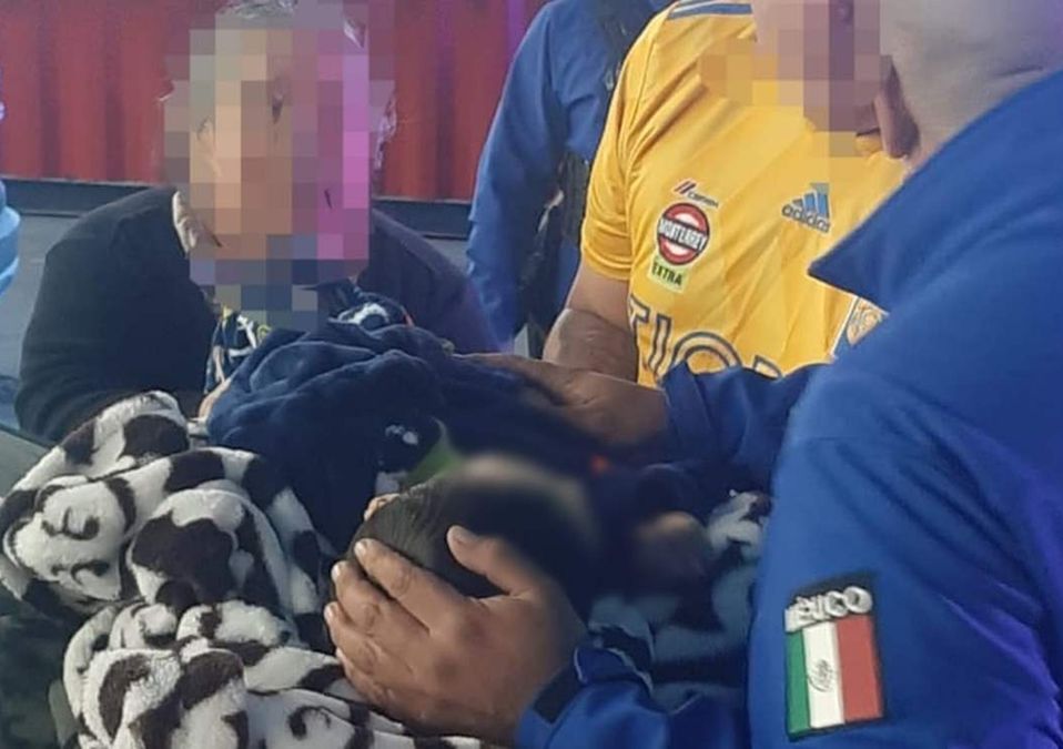 Policía salva la vida de niño que estaba broncoaspirando. | Cortesía