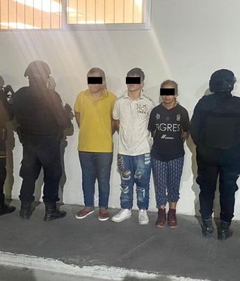 Detenidos en la colonia Valle de Santa Elena en Zuazua, Nuevo León. | Cortesía