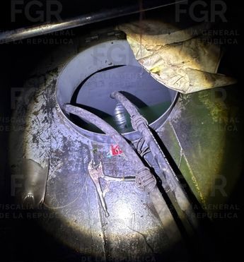 También se encontraron dos mangueras de más de 20 metros presuntamente utilizadas para extraer combustible. | FGR