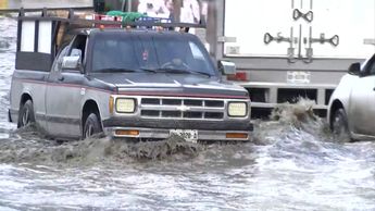Lluvias dejan intransitable la avenida Los Ángeles en Nuevo León; reportan autos varados en inundación