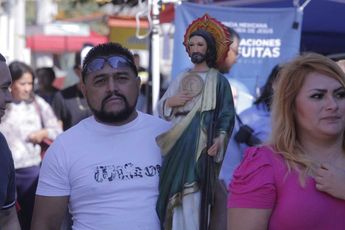 Cientos de familias se reunieron a las afueras de la parroquia de San Judas Tadeo.