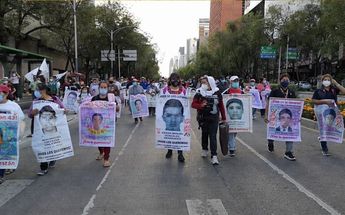 Padres de los 43 normalistas de Ayotzinapa marchan en CdMx; exigen justicia, verdad y cárcel a los responsables