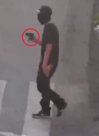 Imagen de cámaras de seguridad sobre el hombre antes de ser detenido en Monterrey. | Cortesía