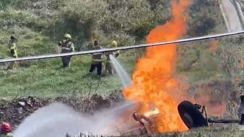 Los servicios de emergencia trabajan para apagar el fuego | Juan Camacho