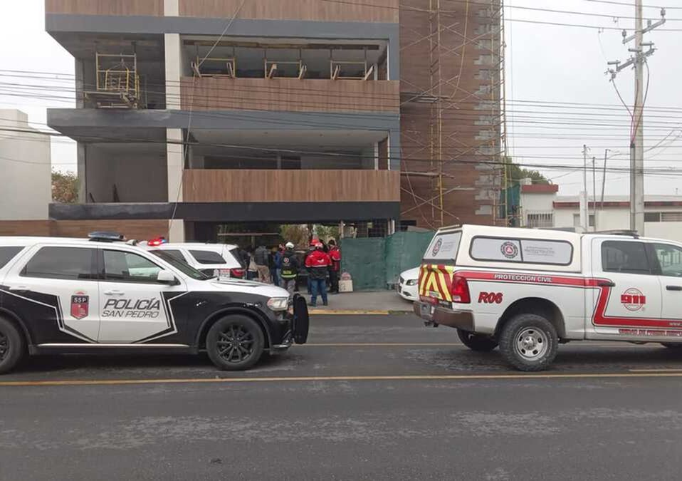 Hasta el lugar acudieron paramédicos de Protección Civil de San Pedro. / Lourdes Soler