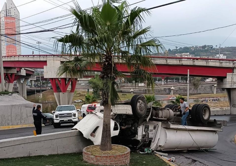 Pipa que transportaba 10 mil litros de agua se vuelca en Gonzalitos