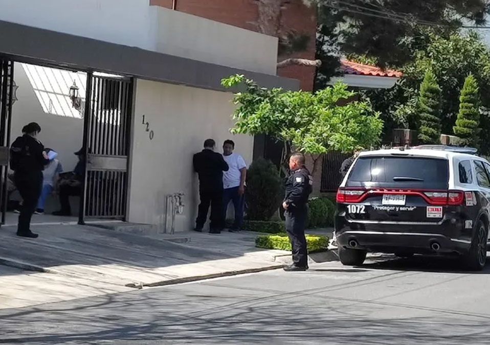 Hombres armados roban camioneta de residencia en San Pedro