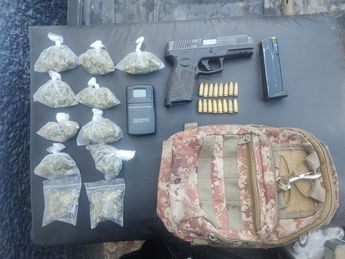 Arma y drogas aseguradas al detenido. | Cortesía