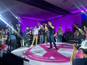 El candidato a la alcaldía de Monterrey se reunió con decenas de mujeres en Cintermex. | Sandra González