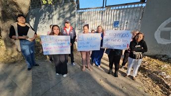 Los padres e familia se manifestaron a las afueras del plantel educativo. | Juan Carlos Munguía