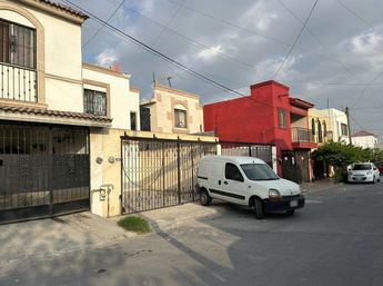 La camioneta blanca propiedad de los rescatistas fue sacada a empujones del domicilio. | Pedro Delgado