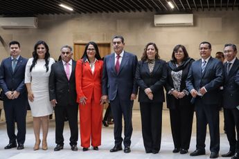 Sergio Salomón acompañado por diputadas y diputados en Congreso de Puebla / Agencia Es Imagen