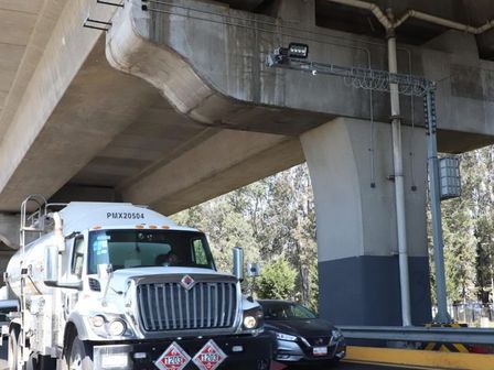 Las nuevas cámaras de vigilancia en la autopista México-Puebla captan automáticamente a los vehículos que excedan el límite / Melanie Torres