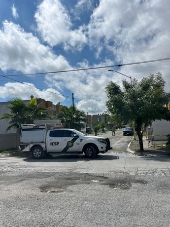 Peritos de la Fiscalía de Nuevo León realizaron el levantamiento de los indicios sobre el asesinato. | Susana Paredes