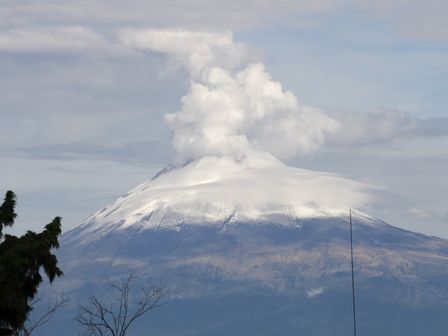 Así se observa una mañana desd el volcán Popocatépetl durante los últimos días de junio de 2025 / Agencia Es Imagen