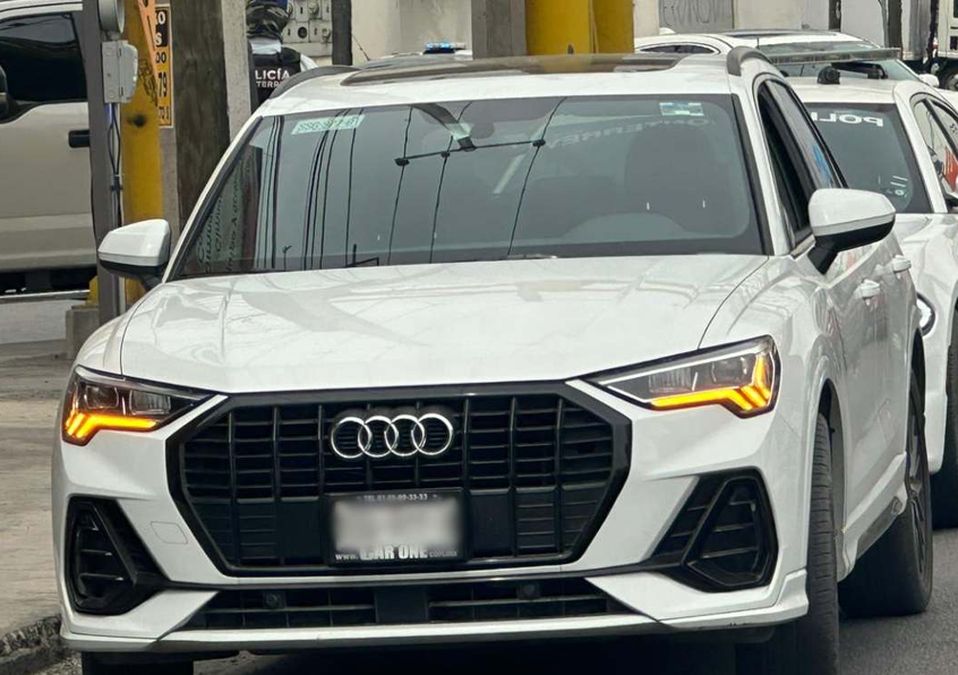 Una mujer fue detenida al conducir una camioneta con reporte de robo. | Sandra González