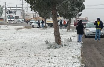 Ciudadanos aprovecharon para tomarse fotografías con el paisaje cubierto de nieve.
