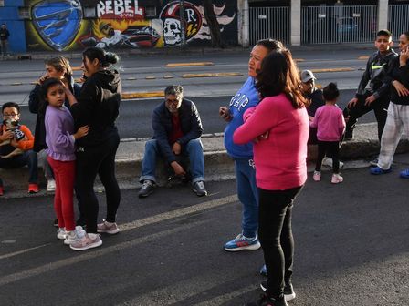 Ciudadanos se reúnen en vialidades, esperando que termine el sismo y puedan volver a sus inmuebles | Cuartoscuro