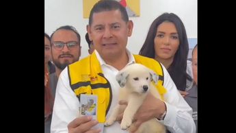 En su visita a la nueva Célula de Bienestar Animal, el mandatario poblano formalizó el proceso de adopción responsable | Alejandro Armenta