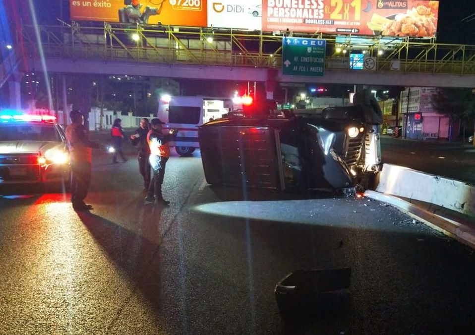 Conductor dormita y vuelca su camioneta en avenida Gonzalitos. | Israel Santacruz