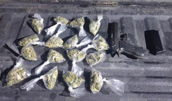 Mariguana y un arma corta asegurada tras la detención de los implicados. | Cortesía