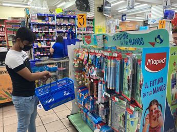 Antes del inicio de clases las papelerías de la ciudad se llena de personas que buscan los mejore precios. | Fernando Carranza