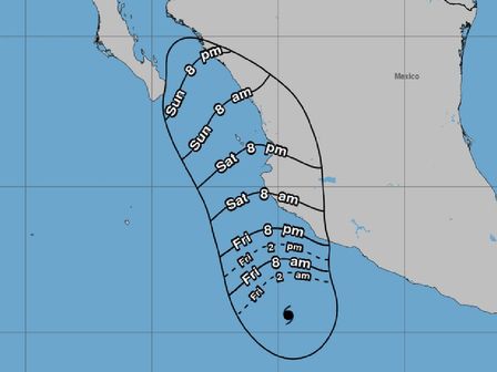 El huracán Simon se localiza a 395 km de Cihuatlán, Jalisco, y a 380 km al sur de Manzanillo, Colima | NHC
