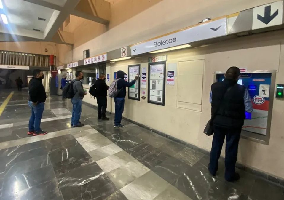 Continúan fallas en máquinas de boletos en el Metro, en Monterrey