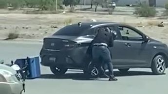 ¡Llegaron hasta los golpes! Captan a repartidor y a otro hombre peleando en Viñedos de Torreón