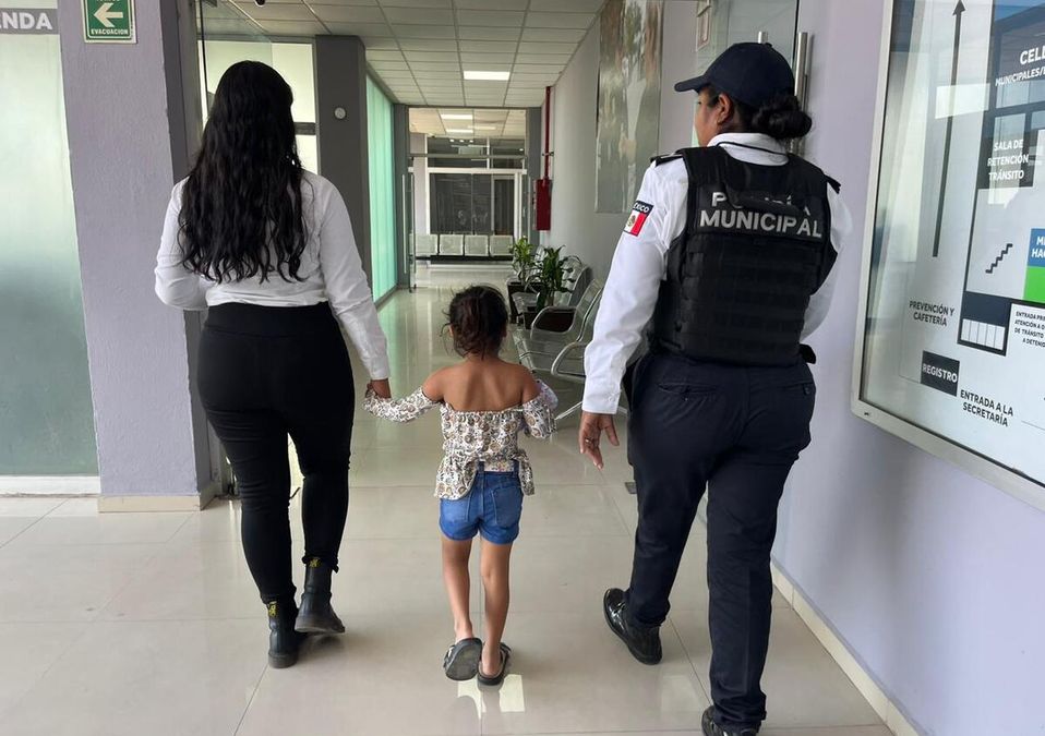 Elementos de la Secretaría de Seguridad de Escobedo con la menor. | Israel Santacruz