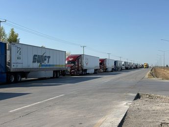 Filas de camiones varados en la frontera tras aranceles