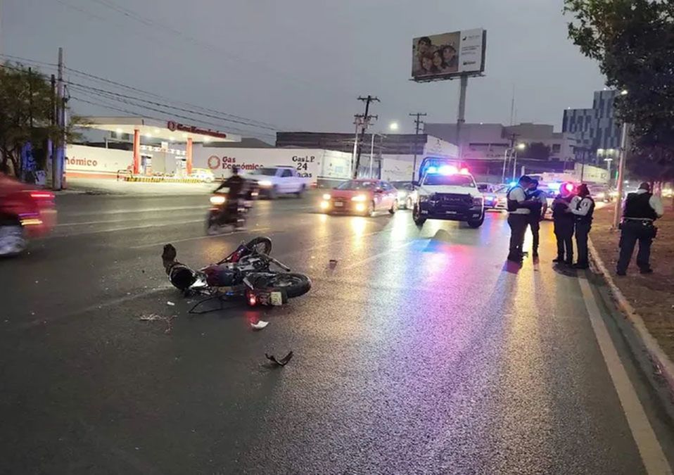 Hombre es atropellado por motociclista al intentar cruzar la avenida Revolución