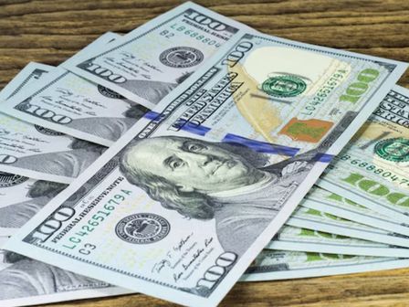 Los bancos y sus operaciones en el valor del dólar operan de lunes a viernes | Freepik