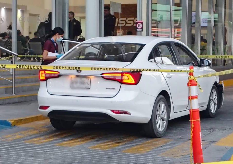 Al hospital ISSSTELEON llegó personal de Servicios Periciales para revisar la unidad en que se trasladó el afectado. | Agustín Martínez