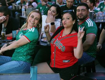 Una atajada clave de Talavera y el oportunismo de Romo sellaron un triunfo que pone a México con un pie en la siguiente ronda.