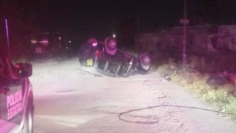 El vehículo siniestrado, con placas de Durango, fue retirado del lugar y remolcado al corralón municipal a disposición de la autoridad competente.