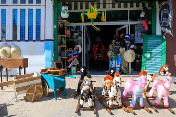 Caballitos de madera, piñatas y otras artesanías que se venden en la tienda "El Jardín" / Andrés Lobato