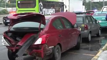 Choque múltiple tipo carambola deja 7 vehículos afectados en San Pedro, Nuevo León